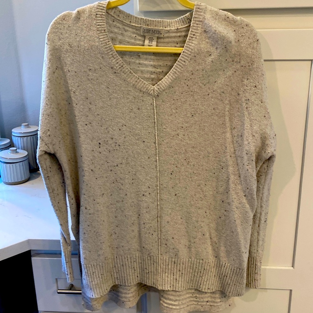 Beautiful oversized sweater. Goes amazing with a pair of black leggings.